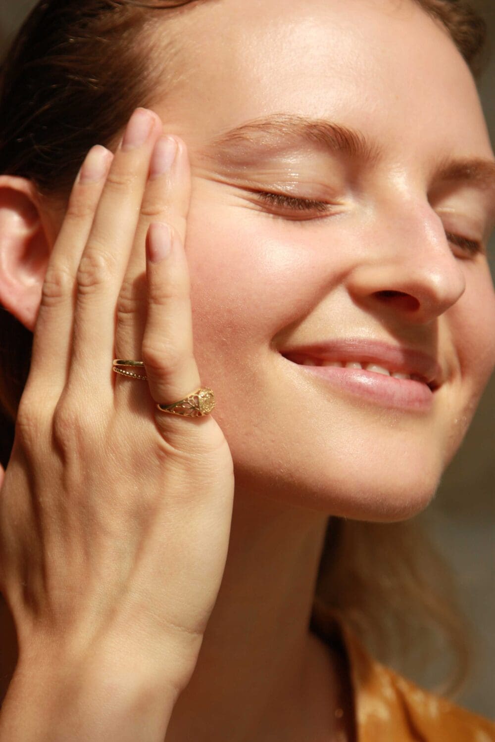Vrouw met mooie huid gebruikt emerginC
